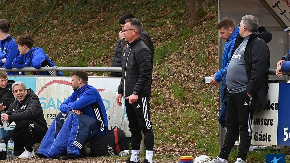 Bereits nach knapp einer Saison sind Stefan Reifenberg (Mitte) und Assistent Michael Scherer (rechts) beim SV Konz schon wieder Geschichte.