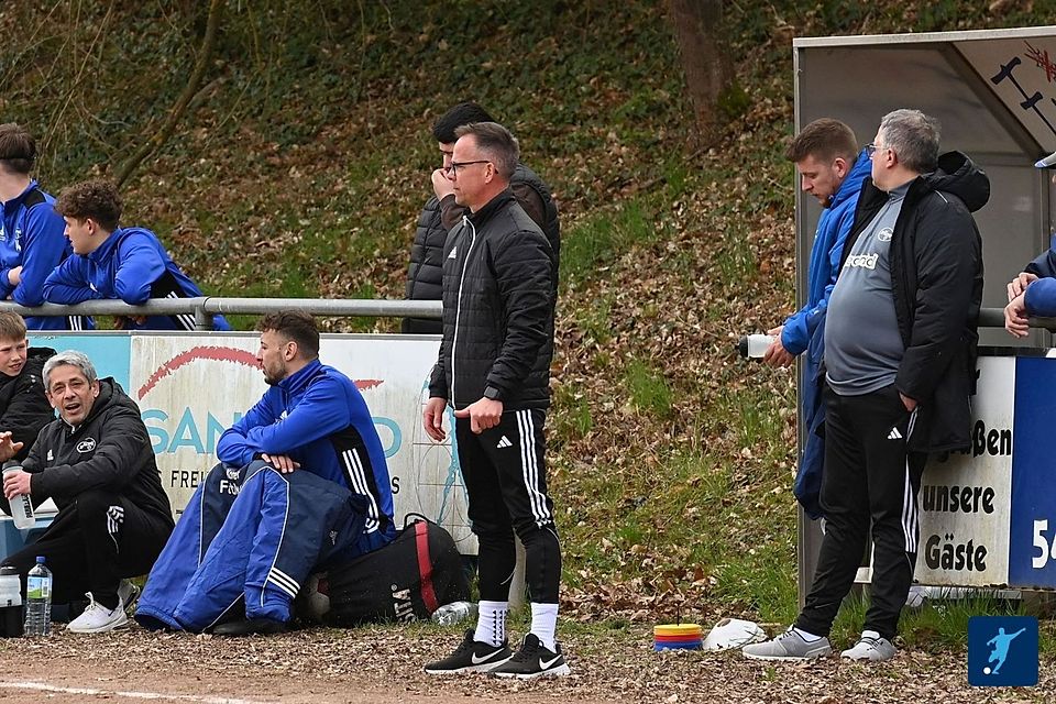 Bereits nach knapp einer Saison sind Stefan Reifenberg (Mitte) und Assistent Michael Scherer (rechts) beim SV Konz schon wieder Geschichte.