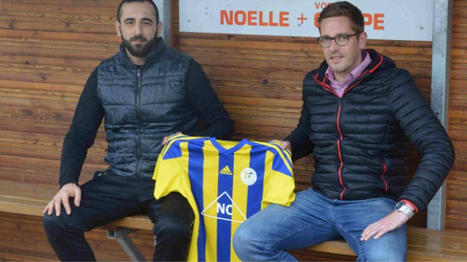 Ab Sommer wird Serhat Kara (links) auf der Trainerbank des FC 08 Boffzen Platz nehmen. Frederic Meyer, erster Vorsitzender der Blau-Gelben begrüßt die Verpflichtung.