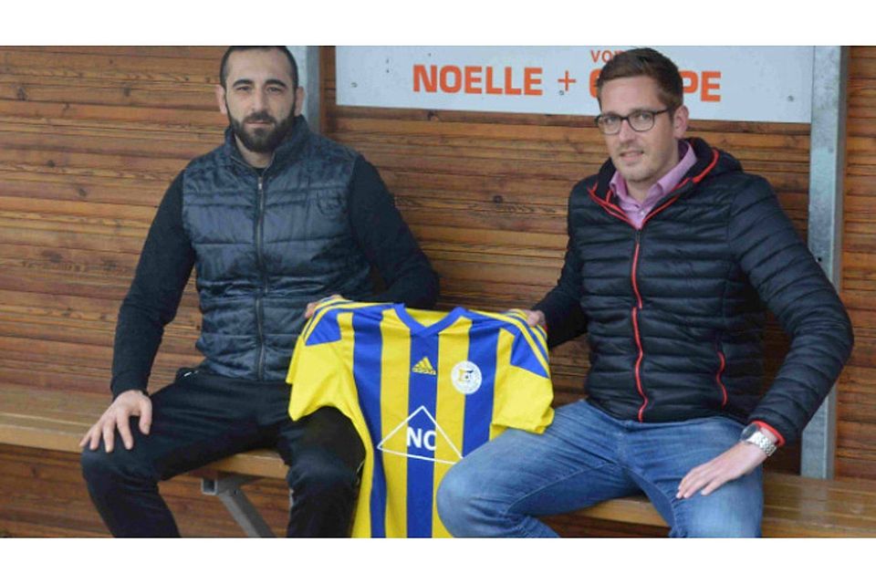 Ab Sommer wird Serhat Kara (links) auf der Trainerbank des FC 08 Boffzen Platz nehmen. Frederic Meyer, erster Vorsitzender der Blau-Gelben begrüßt die Verpflichtung.
