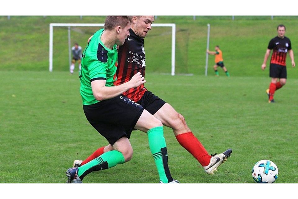 Philipp Köser vom SV Deggenhausertal (rot-schwarzes Trikot) im Zweikampf mit dem Stockacher Markus Schafhäutle. Foto: Karl-Heinz Bodon