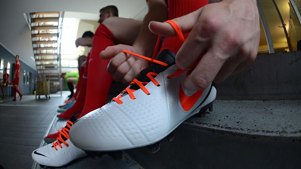 13 A-Junioren des TuS Binzen schnüren ihre Kickschuhe ab der kommenden Saison im Aktivbereich des Vereins. | Symbolfoto: Patrick Seeger