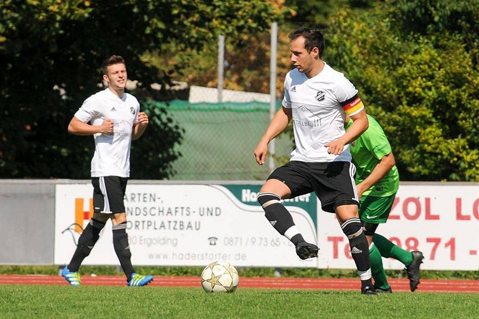 Der TSV Abensberg um Kapitän Peter Schöttl siegte am Mittwoch Abend im Derby beim ATSV Kelheim klar mit 3:0. F: Feldl