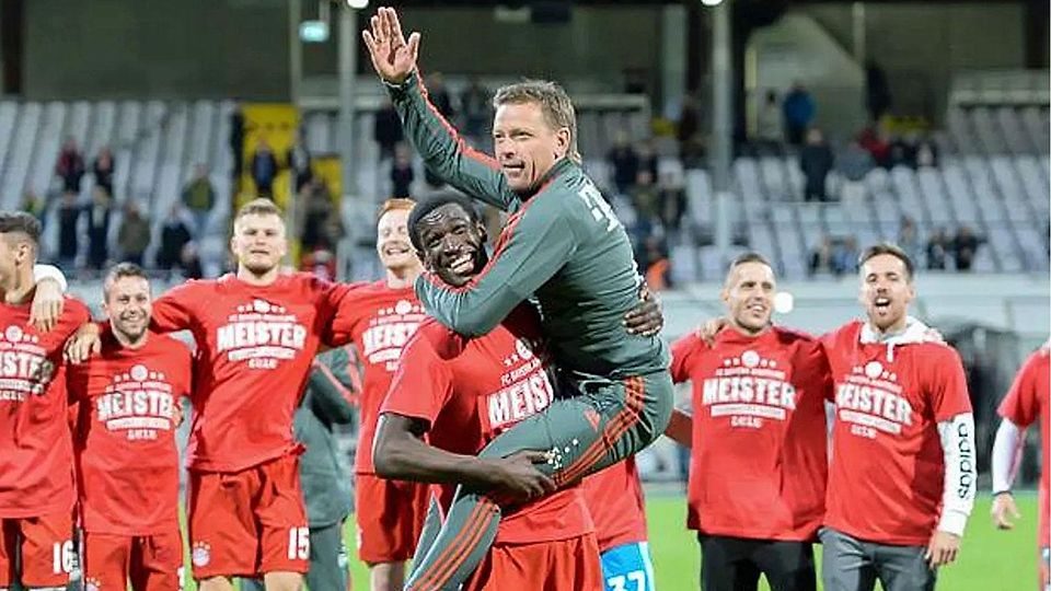 Ex-Stürmer Otschi Wriedt mit U23-Meistermacher Holger Seitz im Mai 2019 nach dem Titel in der Regionalliga Bayern.