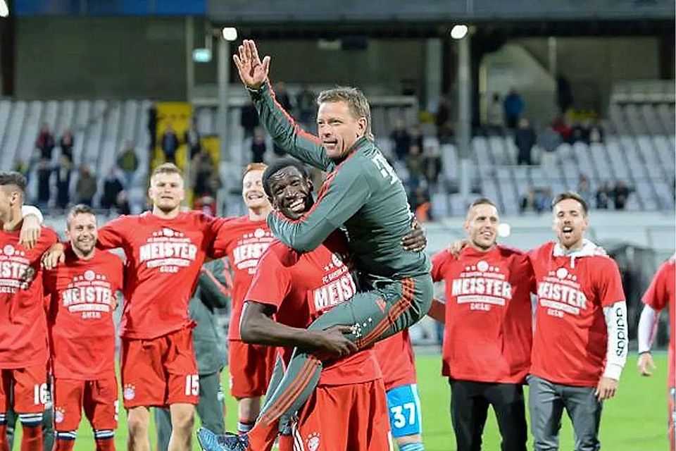 Ex-Stürmer Otschi Wriedt mit U23-Meistermacher Holger Seitz im Mai 2019 nach dem Titel in der Regionalliga Bayern.