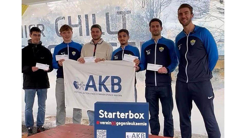 Start zur Aktion „Verein(t)gegenLeukämie“ der Aktion Knochenmarkspende Bayern (AKB) mit Sitz in Gauting: Kapitän Julian Feser (r.) und die fünf neuen potenziellen Stammzellenspender aus der Fußballabteilung des GSC.