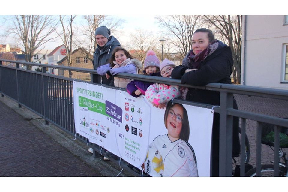 Alle sollen es wissen: Mareike und Dennis Blume befestigten am Freitag mit ihren Kindern ein Plakat an der Oranienburger Schlossbrücke. In Höhe der Bibliothek wollen sie Werbung für den Glüxritter-Cup machen. Denn Zuschauer sind gern gesehen. Foto: ©Steffen Kretschmer