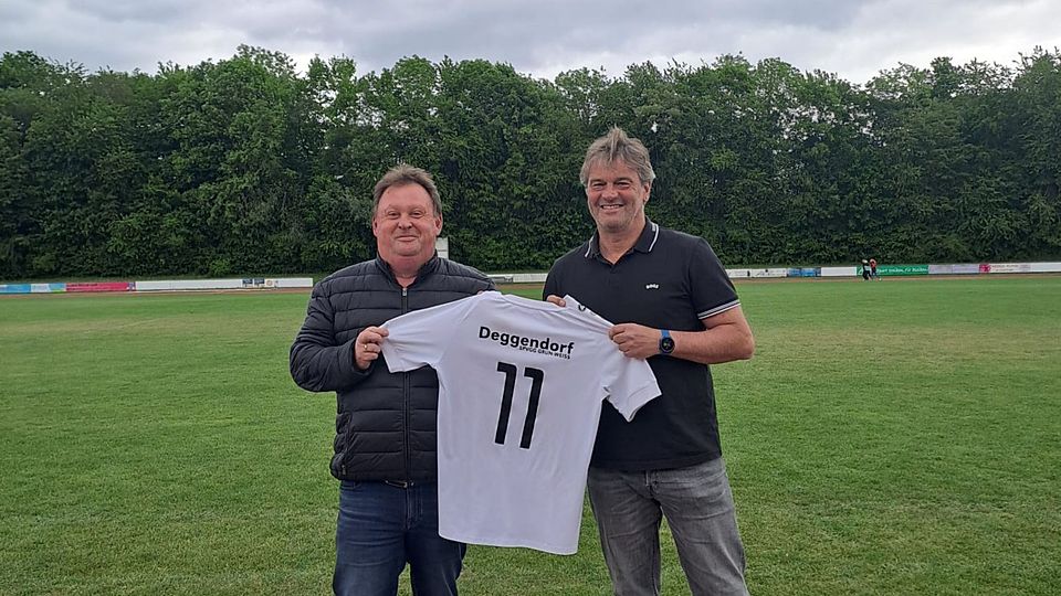 Neu-Coach Wolfgang Kammerl (re.) mit Deggendorfs Manager Andreas Schäfer 