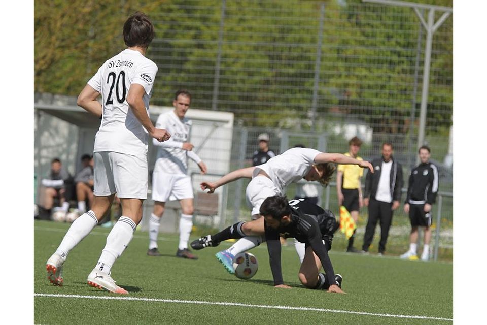 Das ist Engagement: Selbst auf allen Vieren kämpft Saulheims Eljano Pergjegai gegen die beiden Zornheimer Dennis König (von links) und Luis Grohmann um den Ball.	Foto: Axel Schmitz/pakalski-press