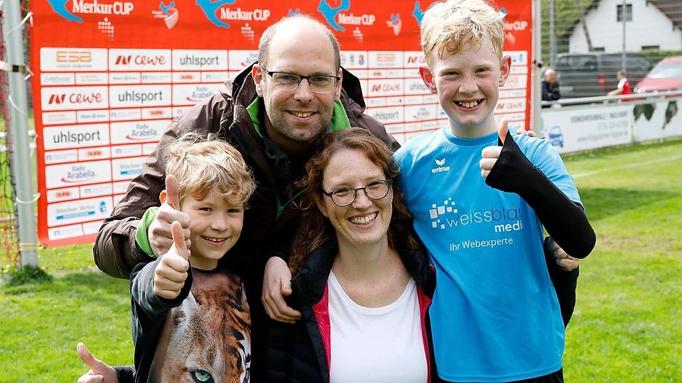Fußball gehört zum Familienleben: Sabine und Markus Antwerpen mit den Söhnen Luka und Maximilian (im Trikot), die beim FC Phönix Schleißheim spielen.