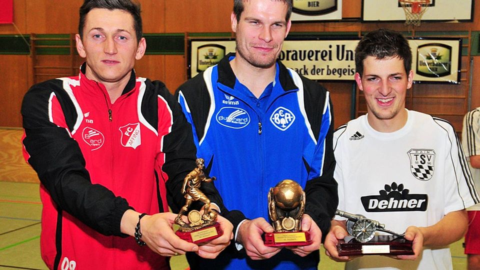 Beim Cup 2012 ausgezeichnet: (von links) Arthur Vogel (Bester Spieler), Michael Lutz (Bester Torwart) und Sebastian Fischer (Bester Torschütze).  F.: Archiv