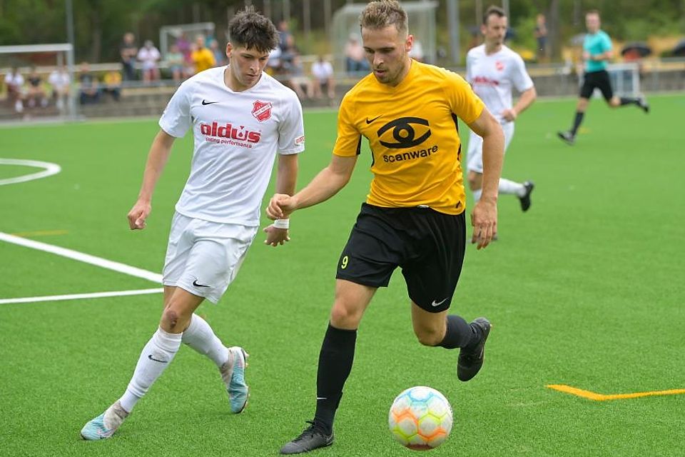 Torjäger: Lucas Anding (rechts) im Duell mit Max Motzel von RW Darmstadt beim Merck-Cup. Um Platz fünf spielen am Samstag RW Darmstadt II gegen Bickenbach (13 Uhr), um Platz drei RW Darmstadt gegen Waldhof Mannheim U23 (15 Uhr) und im Finale Viktoria Griesheim gegen Türk Friedberg (17 Uhr). 	