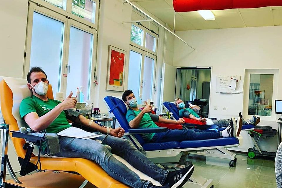 Die Spieler des SV Harbach spendeten nicht nur Geld, sondern auch Blut bei der Blutbank Gießen im UKGM