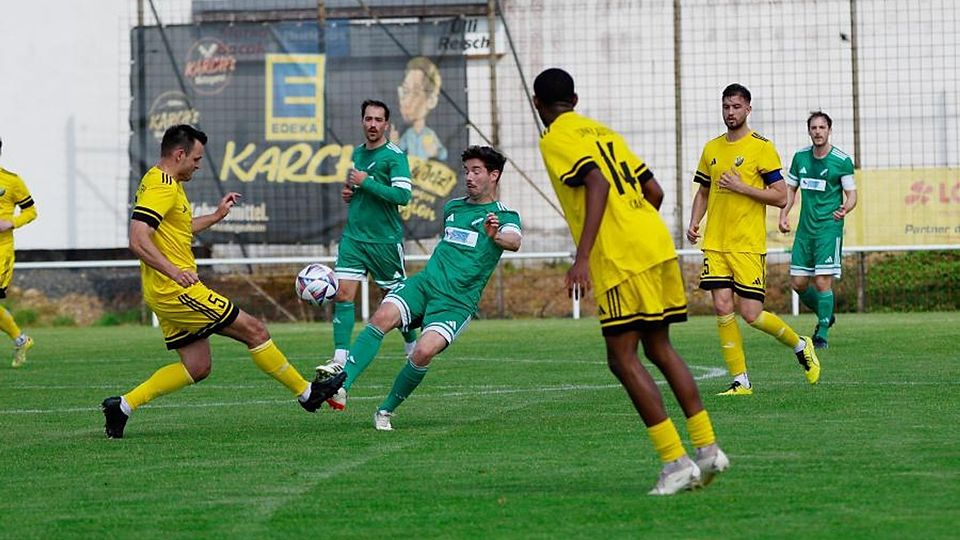 Gegen Morlautern nutzte Waldalgesheims Joshua Iten (grünes trikot, Mitte) die erste Chance zum 1:0.	Foto: Edgar Daudistel