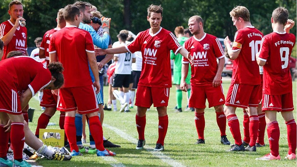 Sagt Servus: Thomas Eckmüller (M.) hat sein Traineramt beim FC Finsing zur Verfügung gestellt. Christian Riedel (Archiv)