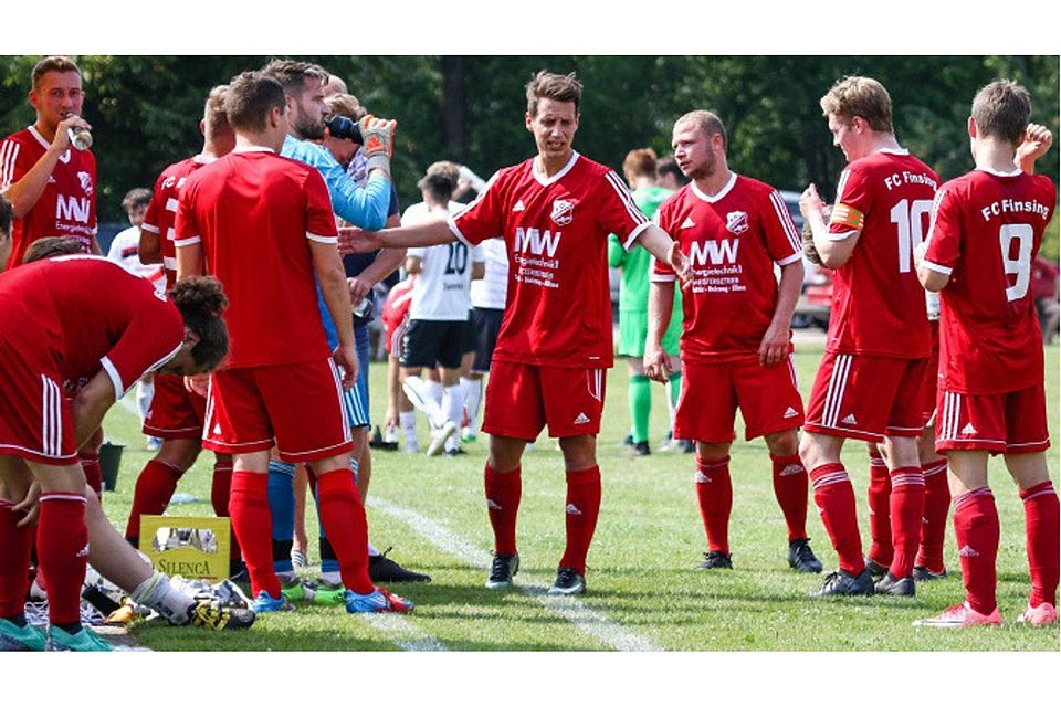Sagt Servus: Thomas Eckmüller (M.) hat sein Traineramt beim FC Finsing zur Verfügung gestellt. Christian Riedel (Archiv) Sagt Servus: Thomas Eckmüller (M.) hat sein Traineramt beim FC Finsing zur Verfügung gestellt. Christian Riedel (Archiv)