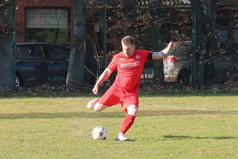 Auch mit 37 Jahren mischt Spielertrainer Benjamin Wresch noch ordentlich mit.
