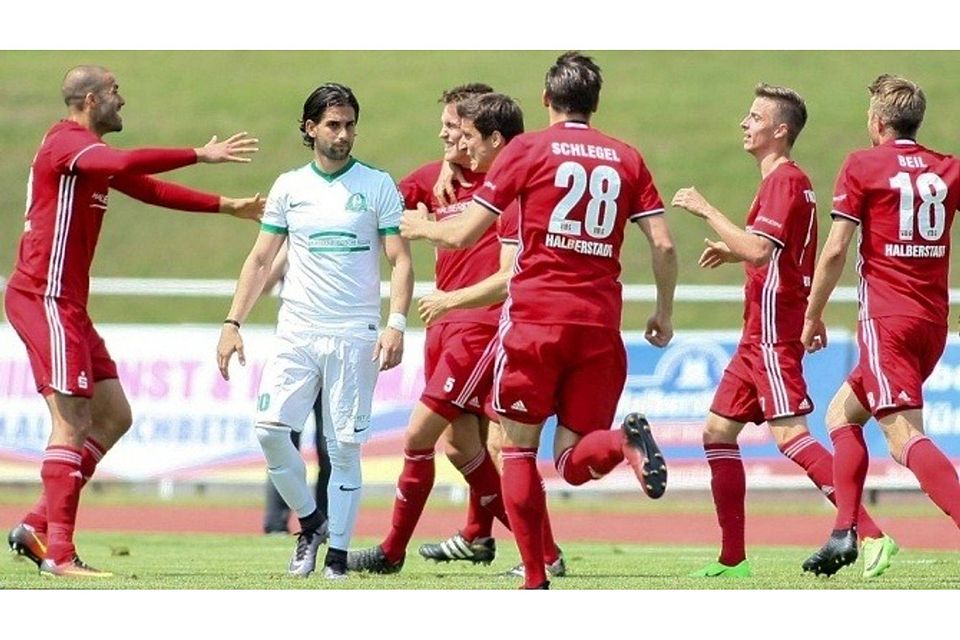 Freude und Trauer: Rathenows Süleyman Kapan umringt von der jubelnden Germania. Halberstadt (in rot) ist nach dem Sieg über Rathenow zurück in der Regionalliga.   Foto: Kay Harzmann