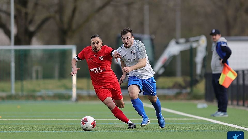 Während Türk Hattersheim (rotes Trikot) erst im Elfmeterschießen weiterkam, konnte die SG Bremthal (weißes Trikot) das Weiterkommen auf der Couch genießen. 