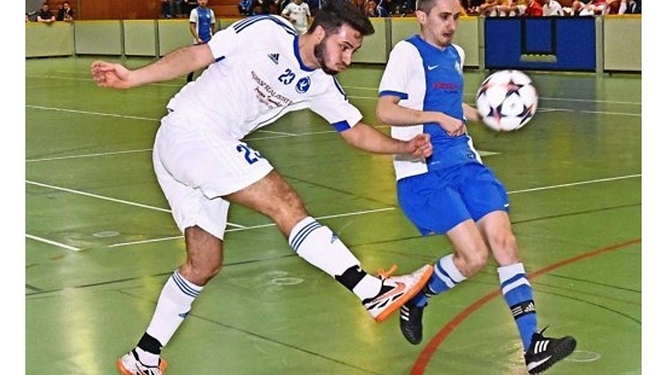 Der A-Kreisligist Omonia GFV Vaihingen um Vedat Salih (links) kämpfte sich beim Turnier Schiedsrichtergruppe Esslingen bis ins Achtelfinale. Dort setzte es  eine 2:3-Niederlage gegen den späteren Finalisten aus Deizisau. Foto: Günter E. Bergmann