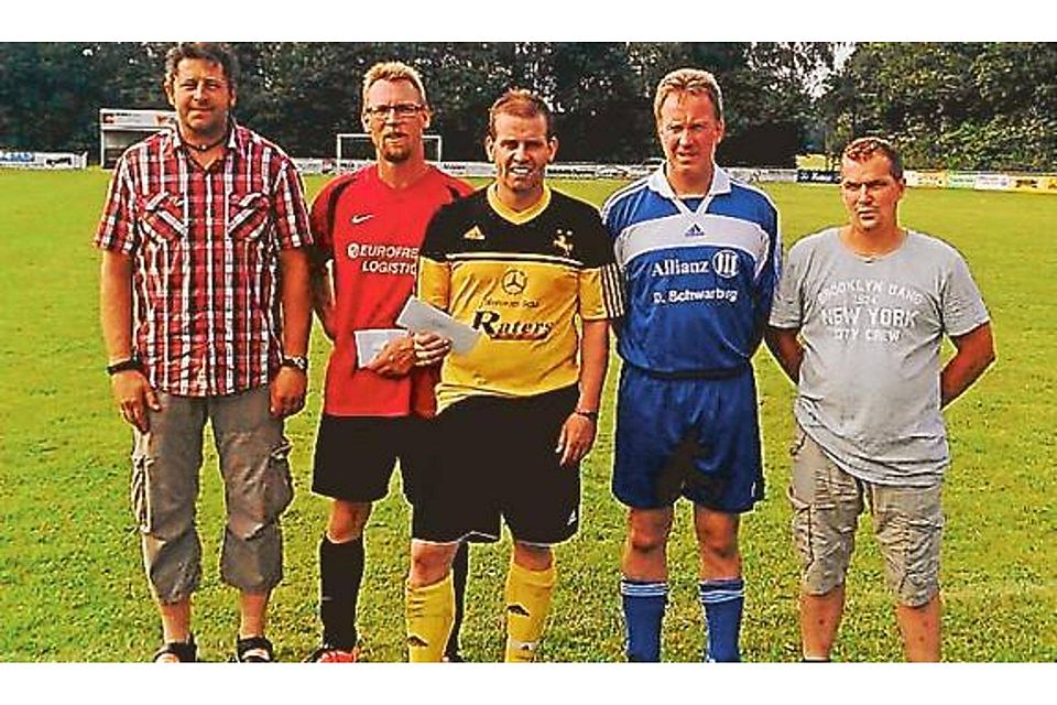Dieter Eckholt (links, SV Evenkamp, 3. Vorsitzender) und Fußballobmann Dirk Anneken (rechts) gratulierten den Alt-Herren des  SC Winkum, des VfL Löningen und des SC Renslage (von links). SV Evenkamp