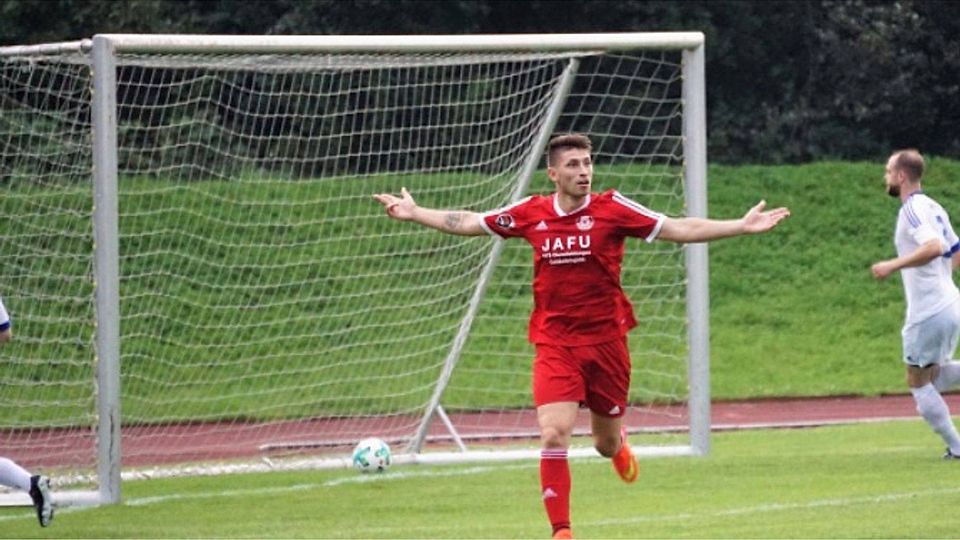 Der Anfang vom Ende für Pokal-Vereidiger LTS. Felipe Casanova erzielt in der Nachspielzeit der ersten Hälfte das vorentscheidende 2:0 für die Olympischen. Foto: Volker Schmidt