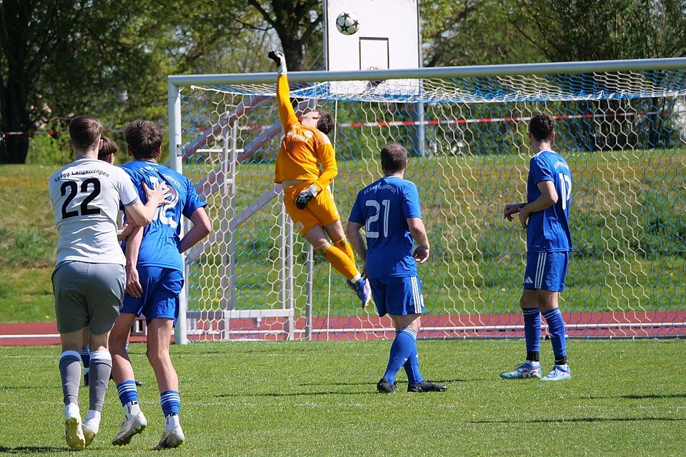 Der FC Bad Wörishofen (blaue Trikots) muss sich der SpVgg Langerringen (weiße Trikots) mit 0:2 geschlagen geben.
