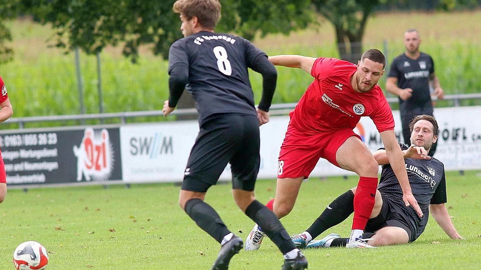Der FC Eichenau um Spielertrainer Sebastian Schmeiser (in Schwarz, r.).