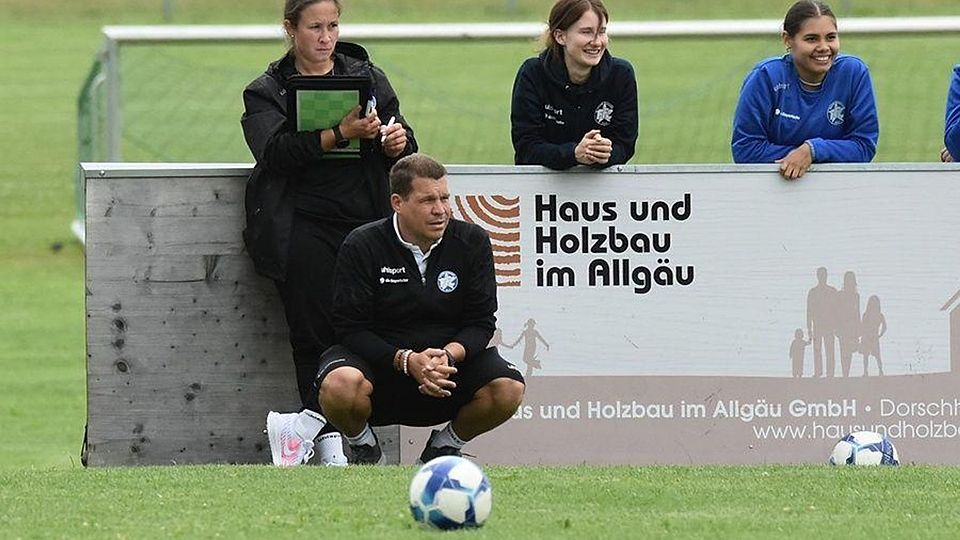 Der neue Chef kniet: Sascha Widemann (vorne, kniehend) übernimmt den FFC Wacker München als neuer Cheftrainer.