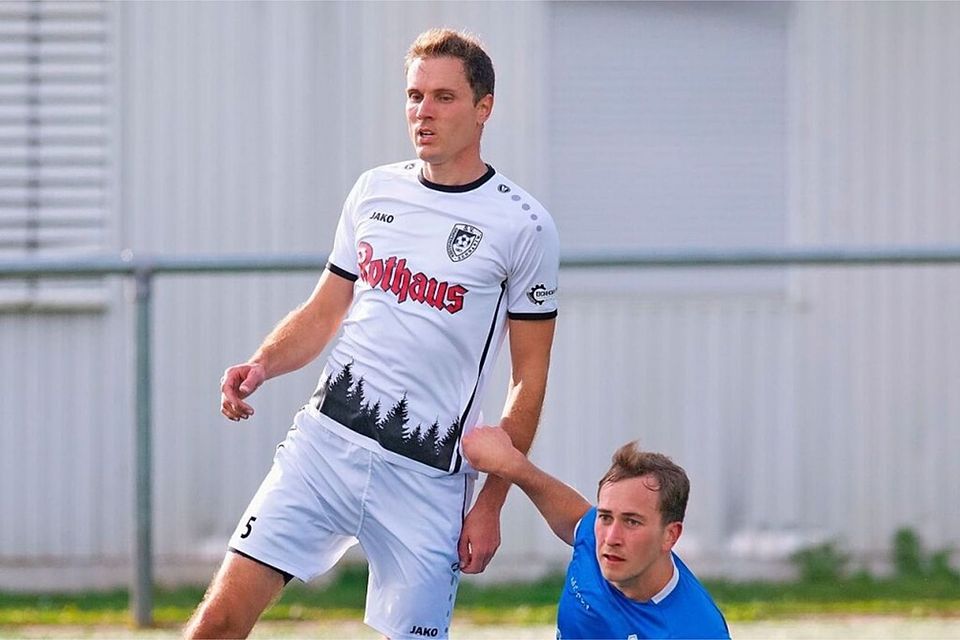 Daniel Eichhorn(l.) traf zum 2:0 für den SV Grafenhausen.