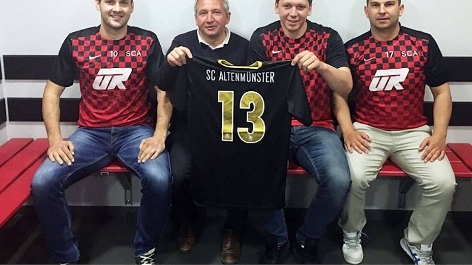 Mit einem Trainer-Trio geht der SC Altenmünster in die kommende Saison. Sportlicher Leiter Oliver Osterhoff (2. v. l.) begrüßte in dieser Woche in den renovierten Räumen des Sportheims den künftigen Chefcoach Goran Boric sowie seine beiden Assistenten Aldin Kahrimanovic und Peter Ferme (von rechts).
