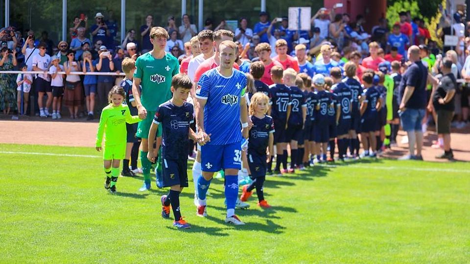 Testspiel SV Traisa - SV Darmstadt 98: Fabian Holland führt sein Team wieder als Kapitän nach langer Verletzungspause auf Feld.	Foto: Guido Schiek