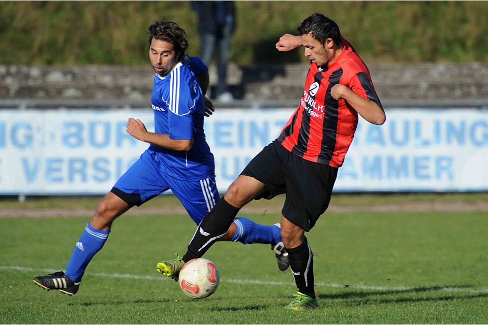 Christian Auner (rechts) auf dem Weg zum 1:0. Der Torjäger des FSV Bayreuth lässt sich hier auch vom Thiersteiner Radek Svehla nicht aufhalten. F: Peter Mularczyk Christian Auner (rechts) auf dem Weg zum 1:0. Der Torjäger des FSV Bayreuth lässt sich hier auch vom Thiersteiner Radek Svehla nicht aufhalten. F: Peter Mularczyk