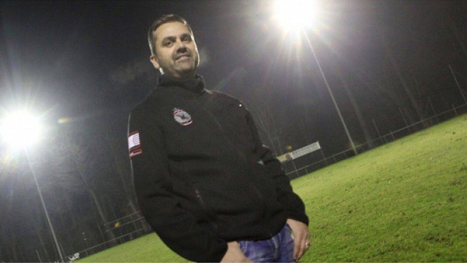 Schwierige Verhältnisse: Abteilungsleiter Stefan Schneider auf dem Platz der SKG Nieder-Beerbach, wo am Donnerstag wegen des tiefen Geläufs kein Training möglich war. Foto: Karl-Heinz Bärtl