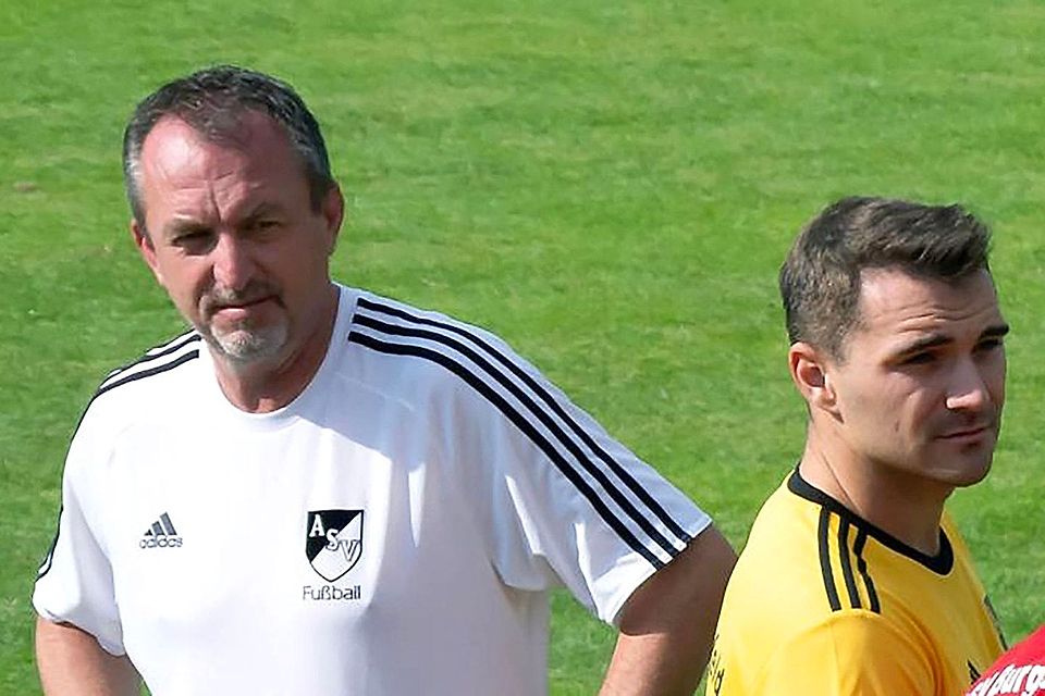 Rainer Summerer (links) trat beim ASV die Nachfolge von Matthias Bösl an. Im Juli 2021 trennte sich der Verein vom 57-jährigen Trainer. Das hatte nun ein Nachspiel.