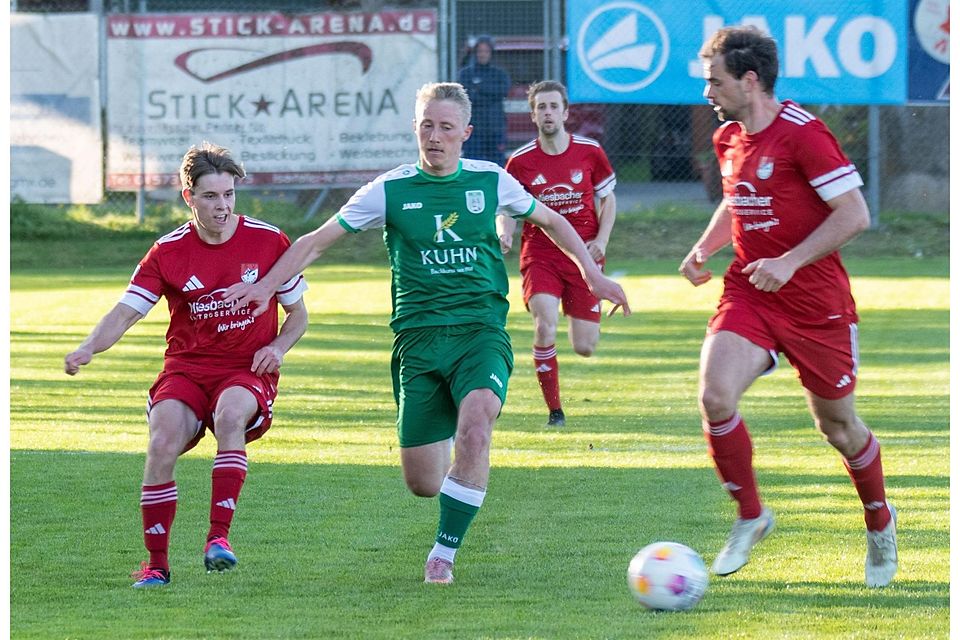 Siebtes Spiel ohne Sieg: Die Kicker des SV Miesbach (rot) verloren nach dem Derby gegen Holzkirchen auch in Aschau.