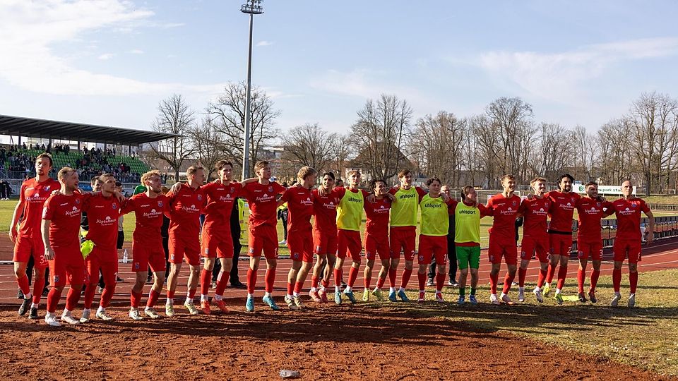 Ausgelassen feiern die Hachinger den Einzug ins Finale des bayerischen Pokal-Wettbewerbs.