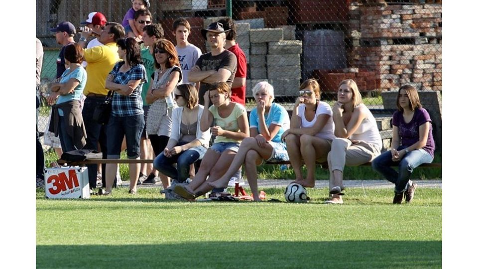 Foto: Christian Grashuber:  Die Zuschauer in Burglengenfeld sehen nächstes Jahr leider kein Frauenfußball mehr