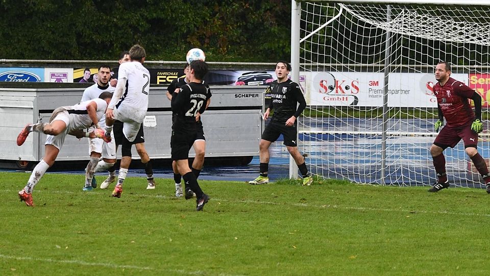 Großchance für Türkgücü: Vor seinem Mitspieler Semih Atasorkum (Nr. 2) bringt Maxim Keileberg den Ball akrobatisch auf das Tor, doch der Altenerdinger Schlussmann Jonas Pamer kann parieren.