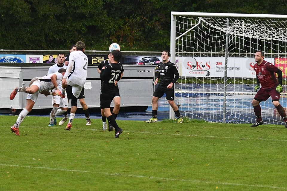 Großchance für Türkgücü: Vor seinem Mitspieler Semih Atasorkum (Nr. 2) bringt Maxim Keileberg den Ball akrobatisch auf das Tor, doch der Altenerdinger Schlussmann Jonas Pamer kann parieren.