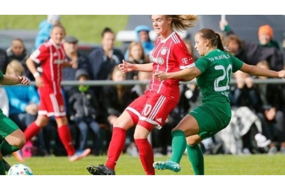 "Ehrlich gesagt habe ich mit mehr Gegentoren gerechnet": Victoria Stvoric (r., hier gegen Jill Roord) und der SV Alberweiler zogen sich im DFB-Pokal gegen Bayern München sehr gut aus der Affäre.  SZ-Foto: Strohmaier