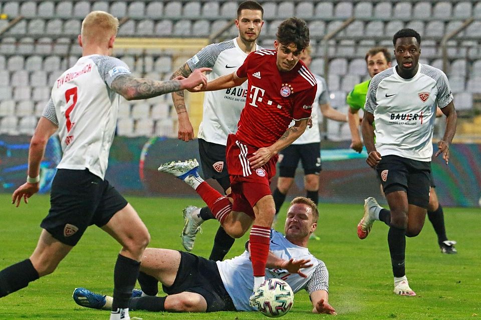 Mit vereinten Kräften will der TSV Buchbach heute Abend dem FC Bayern II in der Regionalliga ein Bein stellen.