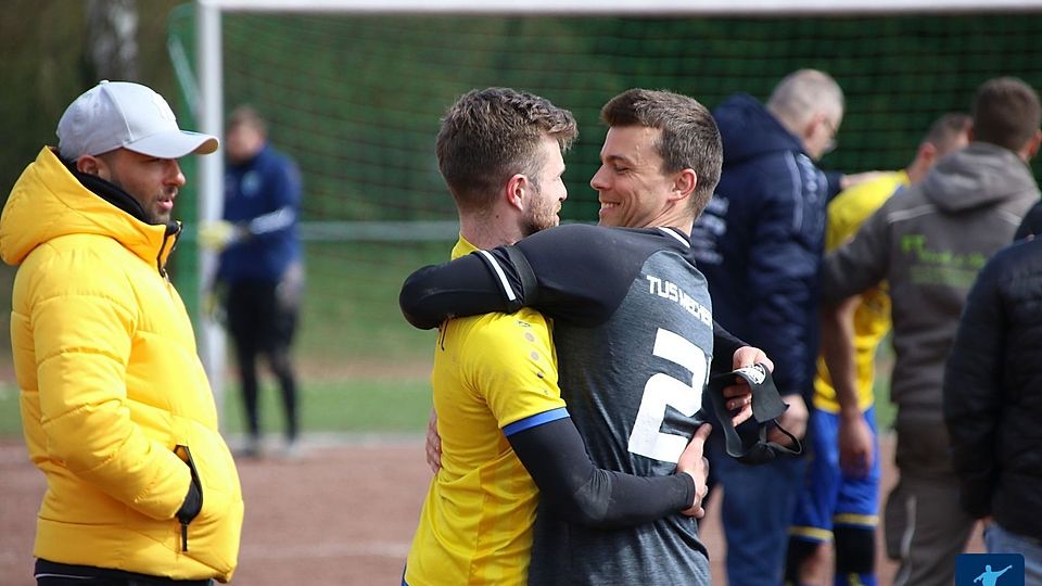 Ein Wiedersehen gibt es für Mechernichs Andre Winnen (re.) nicht nur mit Bernd Hammer uns seinem neuen Verein SG92, sondern auch mit dem TSV Feytal in der Kreisliga B2