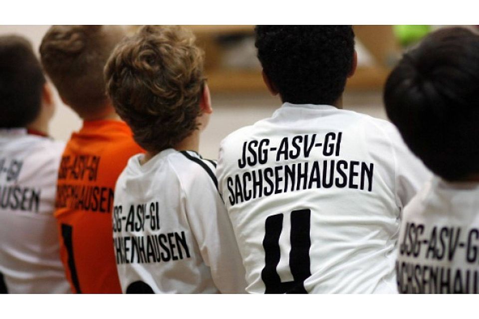 Passt gerade so aufs Trikot: Auch die Jungs der JSG ASV-Gießen-Sachsenhausen fiebern wieder mit beim  Sparkasse-Wintercup.	Foto:  Ben