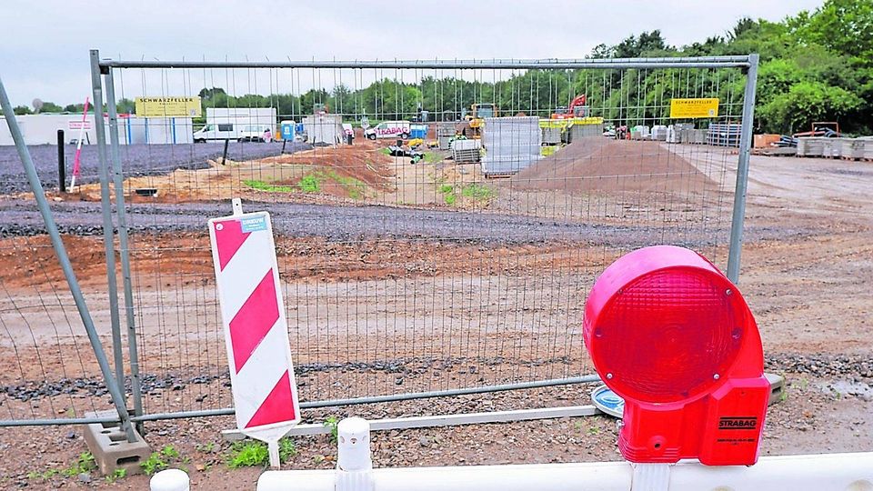 Wird trotz erheblicher Mehrkosten auf jeden Fall realisiert: das im Bau befindliche Sportzentrum Kauseneichsgasse neben dem Freizeitbad Aquana.