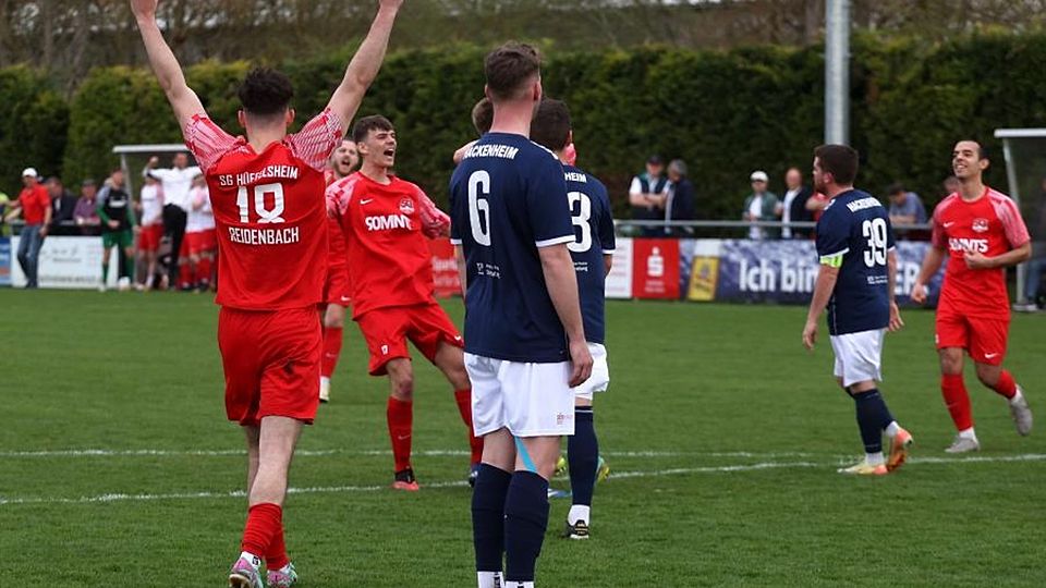 Unterschiedlich Gemütslagen im jüngsten LaLiga-Derby: Während die Hackenheimer (blaue Trikots) die Schultern beim 0:6 hängen ließen, rissen die Hüffelsheimer um Tim Reidenbach die Hände zum Himmel. Gegen den FC Schmittweiler/Callbach soll für die Hüffelsheimer der nächste Sieg folgen.