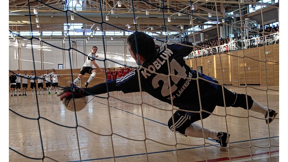 Im vergangenen Jahr wurden beide Halbfinals durch Neunmeterschießen entschieden. Hier scheitert Wilsters  Hinrich Schröder an Lägerdorfs Torhüter  Björn Koblun. Lägerdorf zog schließlich ins Endspiel ein und wurde Kreismeister. Foto: rst