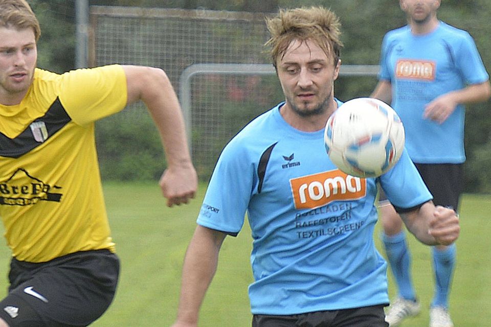 Bayram Sadrijaj (am Ball, hier gegen den Ottobeurer Andre Michels) bei seinem für längere Zeit letzten Einsatz im Trikot des SC Bubesheim.	 F.: E. Mayer
