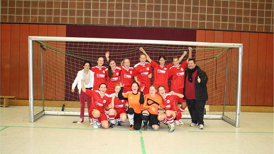 Die Damen des SV Rot-Weiß Merl sicherten sich den Titel und das Ticket für die FVM Hallenmeisterschaft. Foto: Michael Kresse