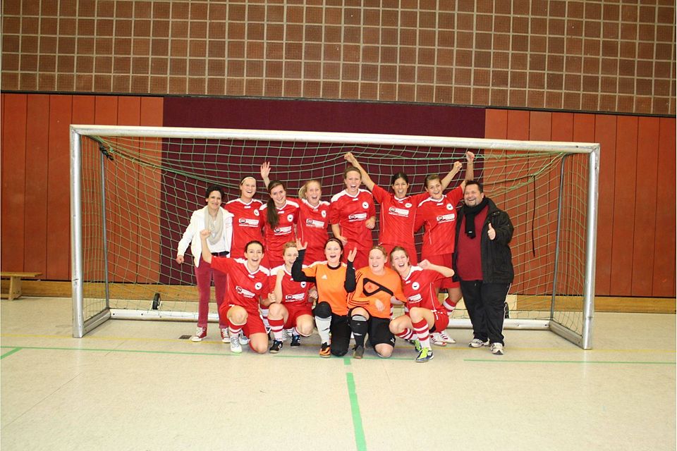 Die Damen des SV Rot-Weiß Merl sicherten sich den Titel und das Ticket für die FVM Hallenmeisterschaft. Foto: Michael Kresse
